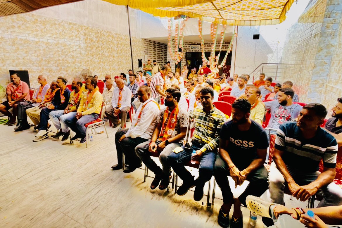 RekhaMAHAJAN7's tweet photo. Public meeting ,Ward no 5 ,Raipur Satwari …
Ch.@ChVikramR ji 

#assemblyelections2024
#BahuConstituency 

@tarunchughbjp @ashishsood_bjp @blsanthosh @JPNadda @AmitShah @BJP4JnK @BJP4India https://t.co/Aj5HsqxVZd