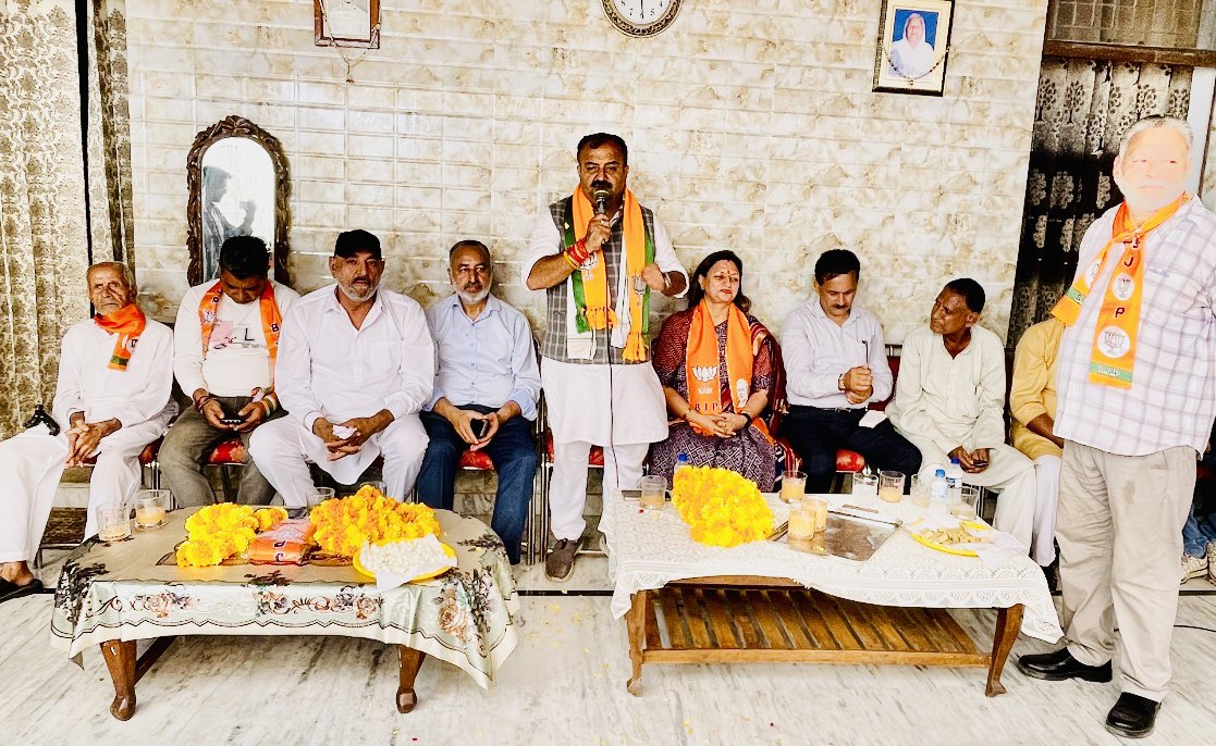 RekhaMAHAJAN7's tweet photo. Public meeting ,Ward no 5 ,Raipur Satwari …
Ch.@ChVikramR ji 

#assemblyelections2024
#BahuConstituency 

@tarunchughbjp @ashishsood_bjp @blsanthosh @JPNadda @AmitShah @BJP4JnK @BJP4India https://t.co/Aj5HsqxVZd