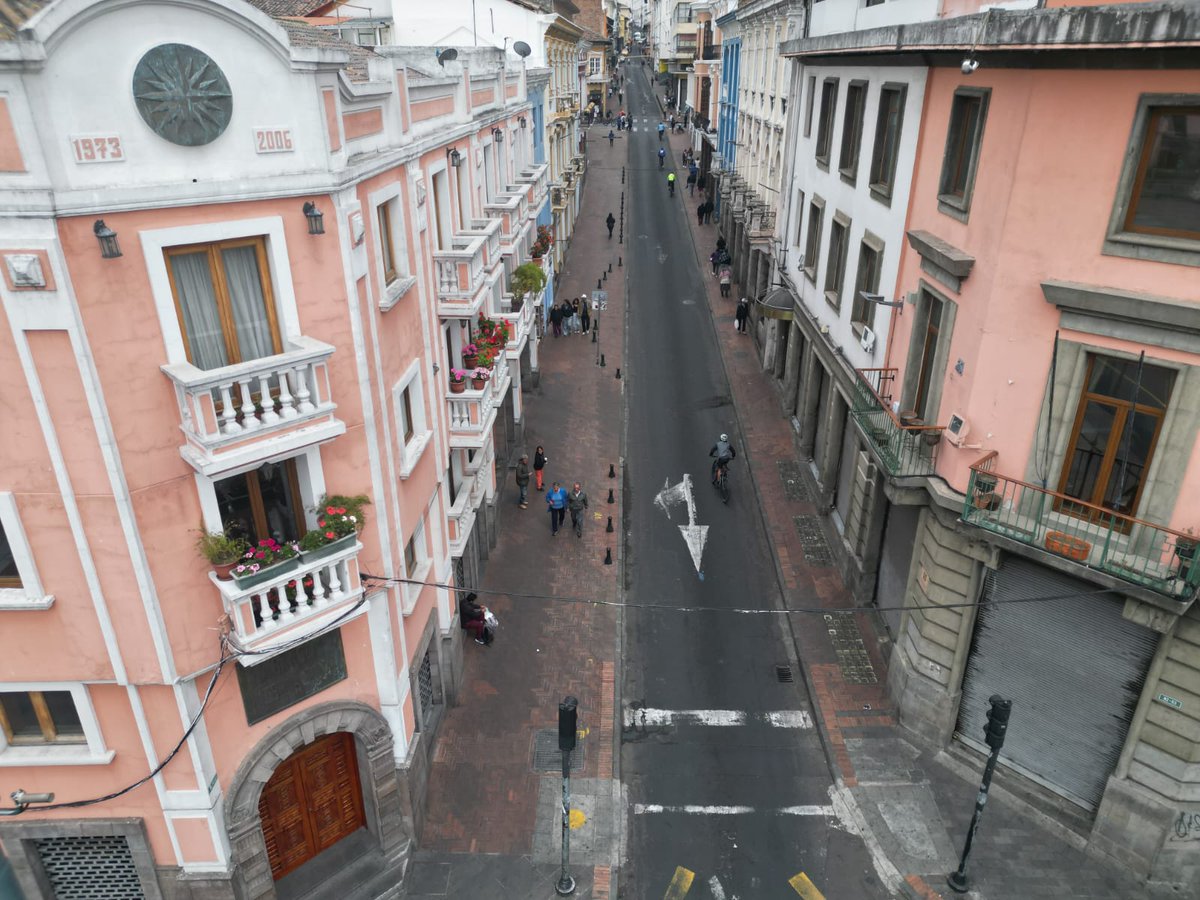agentesdequito's tweet photo. 👮🏻‍♀️👮🏻 #QuitoSeguro l Al realizar monitoreos con drones, apoyamos a la seguridad de los ciudadanos que visitan el centro histórico, dando atención a su requerimientos. 💯

 #SomosAgentesDeQuito 💙 #QuitoRenace 🍃 https://t.co/8MaMFvxs8Q