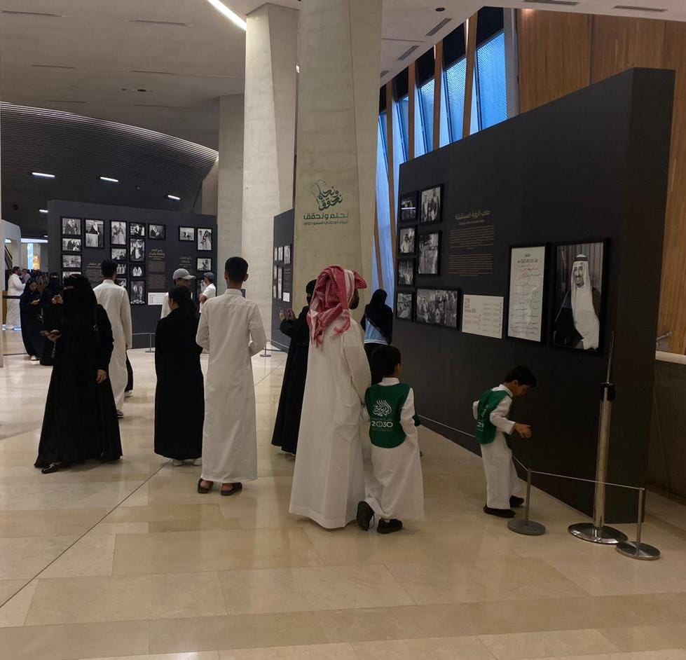 حظي معرض " الملك سلمان ..مسيرة قائد" بإعجاب الزوار  كبارا وصغارا،  المعرض  مستوحى من #كتاب_الملك_سلمان ، ويُعتبر فرصة رائعة للاطلاع على الإنجازات والإسهامات التاريخية والثقافية لخادم الحرمين الشريقين  الملك سلمان بن عبدالعزيز ،يحفظه الله، المعرض من تنظيم مركز الملك عبدالعزيز