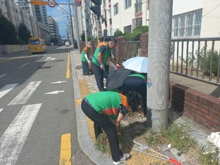 부산시북구 덕천2동 자율방재단, 추석맞이 환경정비 실시 dlvr.it/TDYBv1