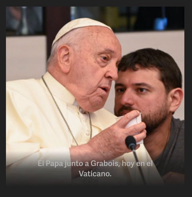 _LauraDiMarco's tweet photo. Mirá quién le habla al oído al Papa.

Lo siento por los católicos, pero el Papa ha dejado de ser un líder religioso. 

Quienes dicen que al Papa lo "usan", lo subestiman. Nadie usa al Papa, que de tonto no tiene nada y siempre hizo lo mismo.

Francisco está organizando el campo "nacional y  popular". Es decir, la oposición a Milei, como ayer lo hacía con Macri. Pasa que ahora se nota mucho más.