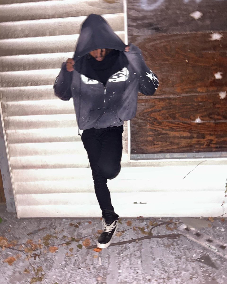 Jayy4Reall's tweet photo. I put on these clothes, I'm dripping💧, I'm low to the floor like soon as you get out the bath🛁🧼 https://t.co/dF2Ky7jsdN