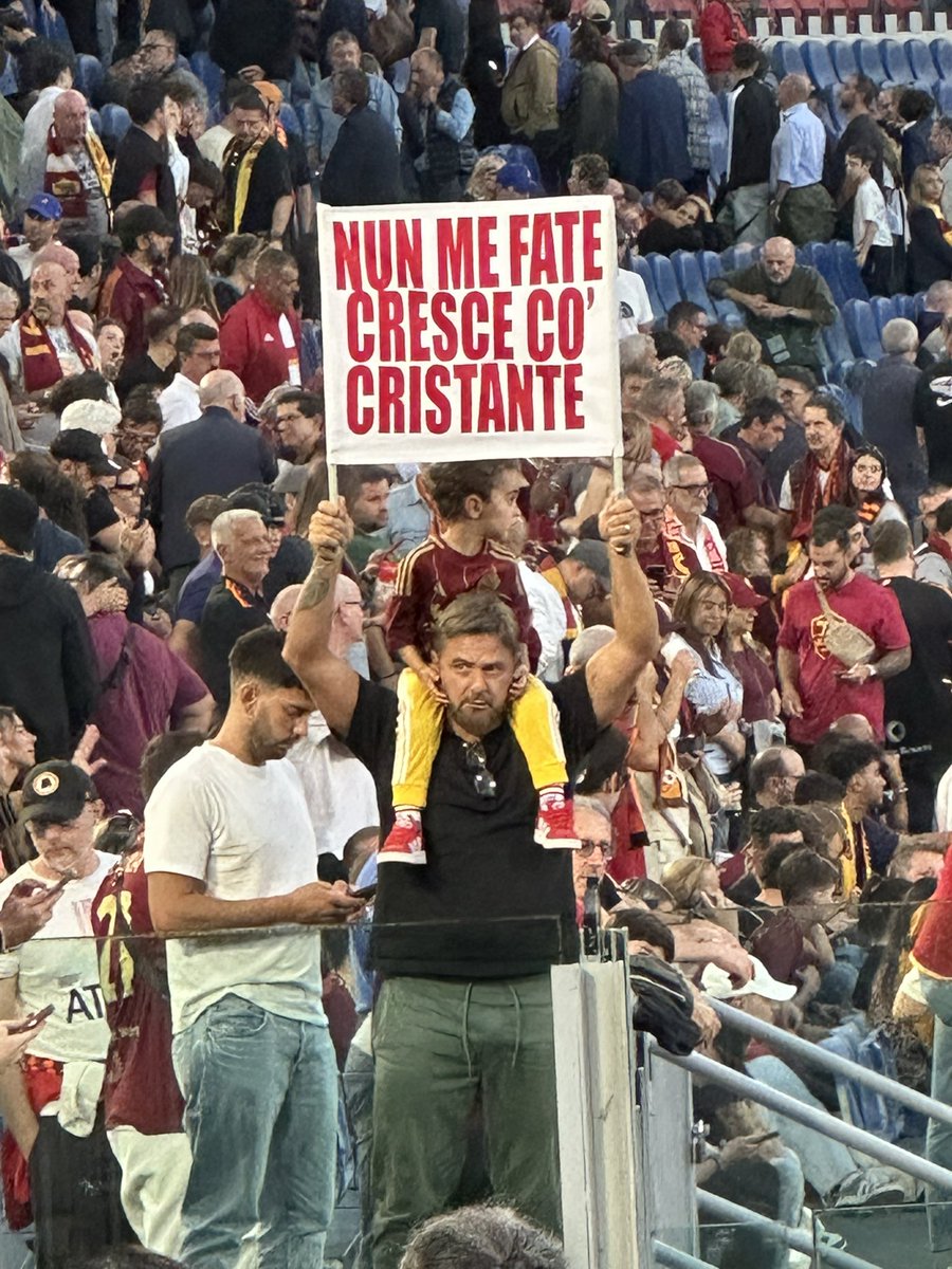 LupettoX's tweet photo. Eroe della serata #RomaUdinese https://t.co/ngaAfIepFW