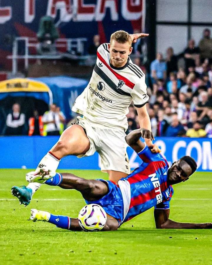 🚨I'm impressed with 𝐃𝐞 𝐋𝐢𝐠𝐭'𝐬 performance so far. He came close to scoring his second goal of the season against Crystal Palace. 

Defensively solid, and he's showing his threat in front of goal as well.  He's been doing really well so far, impressive signing. #MUFC