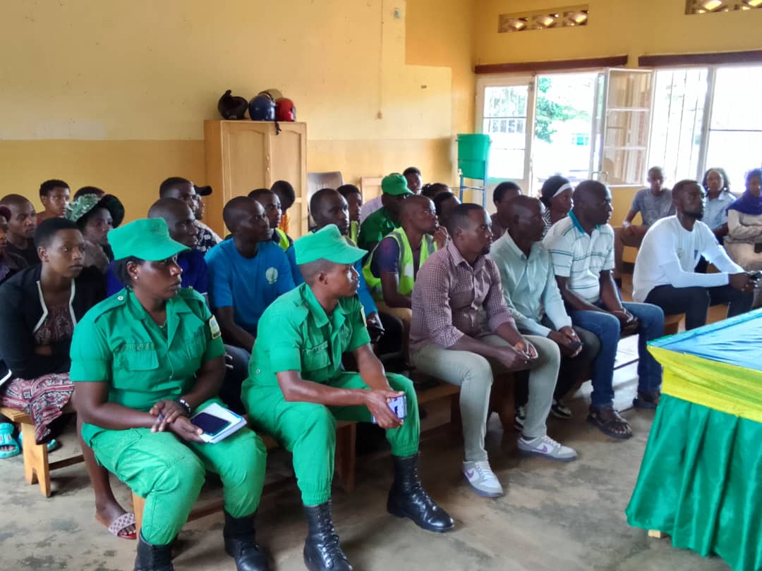 mushikirisector's tweet photo. Kuri iki gicamunsi, mu cyumba cy’inama cya @mushikirisector, ES @JosetteMunyana yayoboye inama yahuje abakozi, barebera hamwe ishyirwa mu bikorwa ry’imihigo y’umurenge, gahunda za Leta zitandukanye zirimo umutekano, Ejo Heza, imisoro no kwishyura ubwisungane mu kwivuza 2024-2025 https://t.co/K0Suwcpxrg