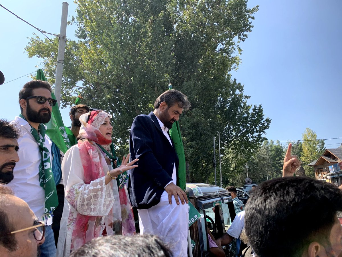 SheikhSaba14's tweet photo. Today's road show in Zadibal is all about bringing change and empowering the people of Jammu and Kashmir through @jkpdp. By joining hands, the people are showing their trust in PDP's vision for a better future.#voteforchange @MehboobaMufti @sheikhgowher10 @parawahid @buttkout https://t.co/bhuLXQYjEB
