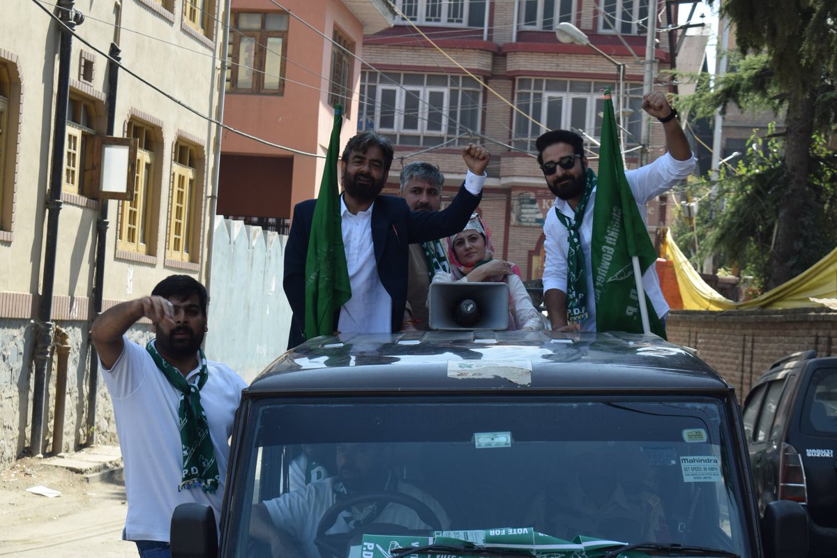 SheikhSaba14's tweet photo. Today's road show in Zadibal is all about bringing change and empowering the people of Jammu and Kashmir through @jkpdp. By joining hands, the people are showing their trust in PDP's vision for a better future.#voteforchange @MehboobaMufti @sheikhgowher10 @parawahid @buttkout https://t.co/bhuLXQYjEB