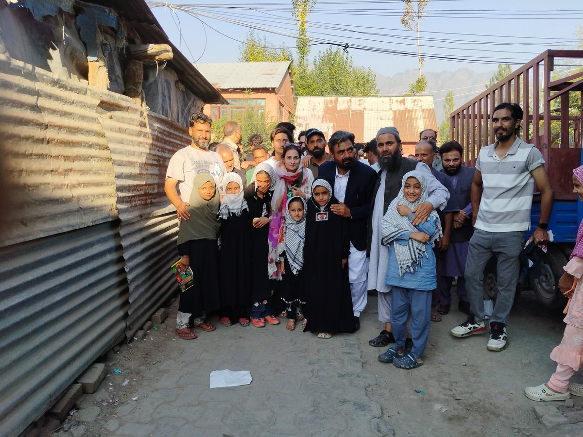 SheikhSaba14's tweet photo. Today's road show in Zadibal is all about bringing change and empowering the people of Jammu and Kashmir through @jkpdp. By joining hands, the people are showing their trust in PDP's vision for a better future.#voteforchange @MehboobaMufti @sheikhgowher10 @parawahid @buttkout https://t.co/bhuLXQYjEB