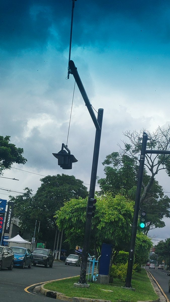 Jenniffer_SV's tweet photo. Semáforo colgando en la intersección de Calle Constitución y Calle los Sisimiles en San Salvador. @ObrasPublicasSV https://t.co/I4QIYsxVAs