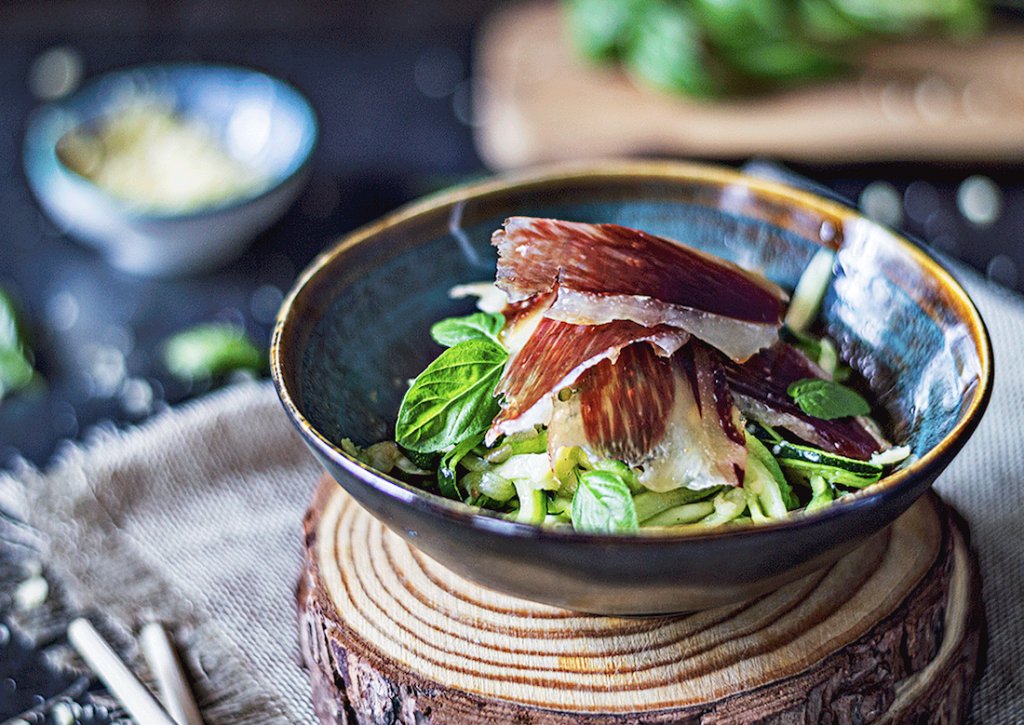 Tallarines de calabacín al ajillo con jamón ibérico dlvr.it/TDYCsZ