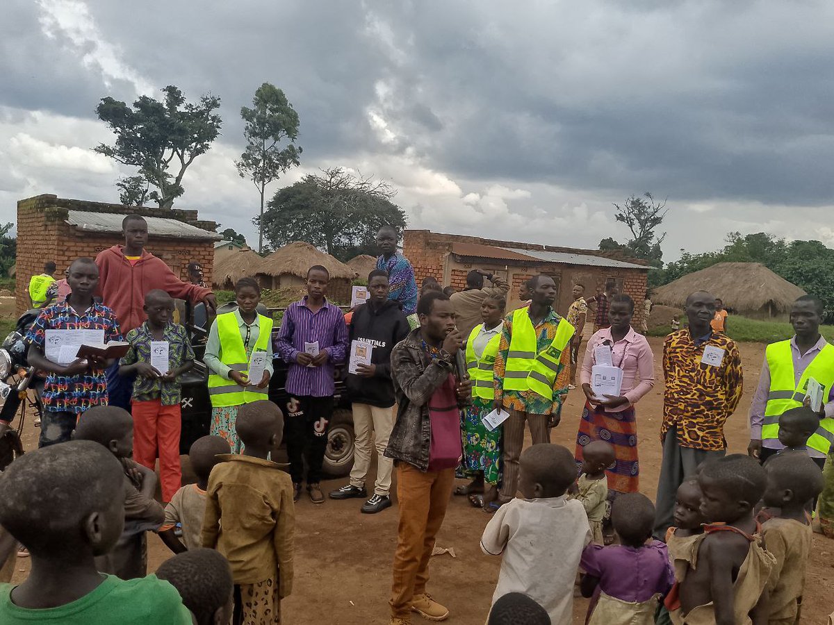 Chretiens7's tweet photo. #News ils étaient mobilisé à NGOTE dans la province de L'ituri pour faire attendre le Cri de minuit de village en village. 
#Kacou #philippe # Messager # de l'heure.
𝐄𝐍𝐒𝐄𝐌𝐁𝐋𝐄, 𝐂𝐎𝐍𝐓𝐈𝐍𝐔𝐎𝐍𝐒 𝐀‌ 𝐀𝐕𝐀𝐍𝐂𝐄𝐑 𝐒𝐔𝐑 𝐂𝐄 𝐂𝐇𝐄𝐌𝐈𝐍 𝐃𝐄 𝐋𝐔𝐌𝐈𝐄‌𝐑𝐄. https://t.co/yyaLeMtKso