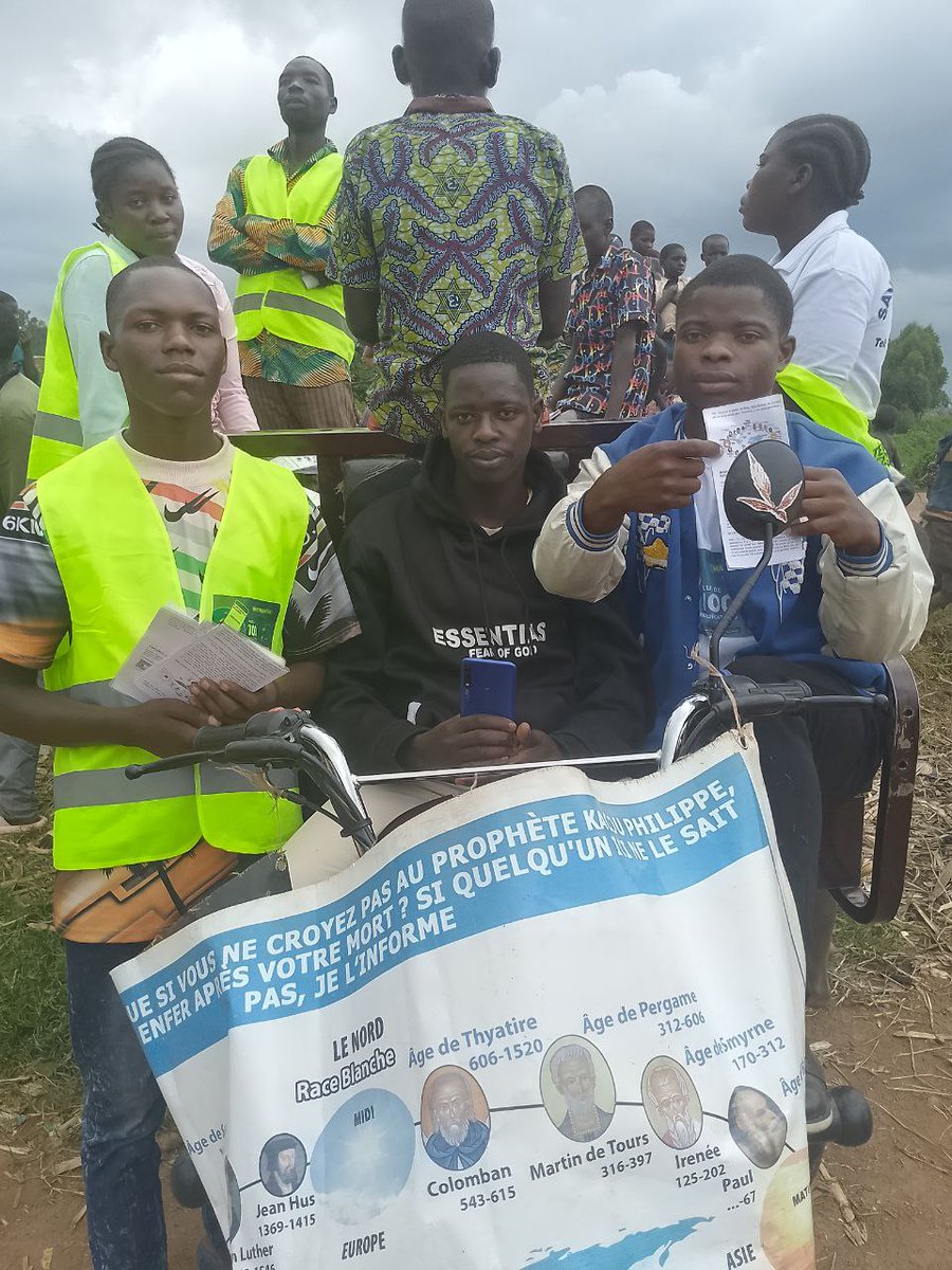 Chretiens7's tweet photo. #News ils étaient mobilisé à NGOTE dans la province de L'ituri pour faire attendre le Cri de minuit de village en village. 
#Kacou #philippe # Messager # de l'heure.
𝐄𝐍𝐒𝐄𝐌𝐁𝐋𝐄, 𝐂𝐎𝐍𝐓𝐈𝐍𝐔𝐎𝐍𝐒 𝐀‌ 𝐀𝐕𝐀𝐍𝐂𝐄𝐑 𝐒𝐔𝐑 𝐂𝐄 𝐂𝐇𝐄𝐌𝐈𝐍 𝐃𝐄 𝐋𝐔𝐌𝐈𝐄‌𝐑𝐄. https://t.co/yyaLeMtKso