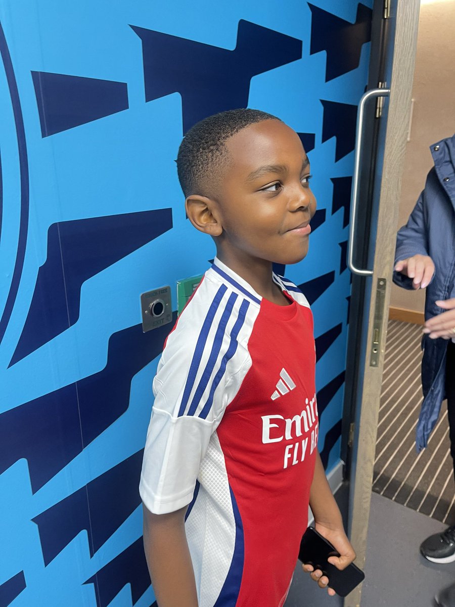 wysonsmp's tweet photo. @NBCSports Am very grateful for moments like these, grateful to my club @Arsenal for making my child’s and many other kids’ dreams come true. He had a blast!!! https://t.co/dHvlf2nUZx