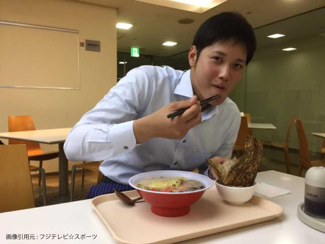 Sasaki___web's tweet photo. 努力の天才。ドジャース大谷翔平選手の「 時間の使い方 」がすごい。

日本ハムに在籍中の2015年、フジテレビのスポーツニュース番組に生出演した時の話。

番組が終わった後に、番組スタッフが出演してくれたお礼に、

「 軽く食事にいきましょう！ 」

とお店を予約しようとしたところ大谷選手はこう答えた。

「 お店は予約していただかなくても大丈夫ですよ！ 」

「 僕はフジテレビの社食に行きたいです、社食に行きまし��う！ 」

その10分後、大谷選手は深夜の時間のお台場フジテレビの社食で社員にまじりながら、美味しそうに牛丼を食べていました。

食事が終わり社食を出る時に、

「 大谷君、社食で大丈夫でしたか？ 』

と聞くと、

「 大丈夫ですよ！会社の社食に興味がありましたし、お店へ向かう移動時間のことを考えると社食で十分ですよ 」

「 時間がもったいないので 」

と、笑顔で答えたそうです。

何気なく言った、" 時間がもったいない "という言葉。

オールスターの登板日に美味しい食事を食べに行くことよりも帰ってからやるべきトレーニング、体調管理のためにするべきことがあったのかもしれません。

どんなに成功している人も" 時間 "はみんな平等。

目標達成シートが有名ですが、大谷選手は自己分析がしっかりできているからこそ、自分の夢に向かってぶれずに進んでいけているのだと思います。