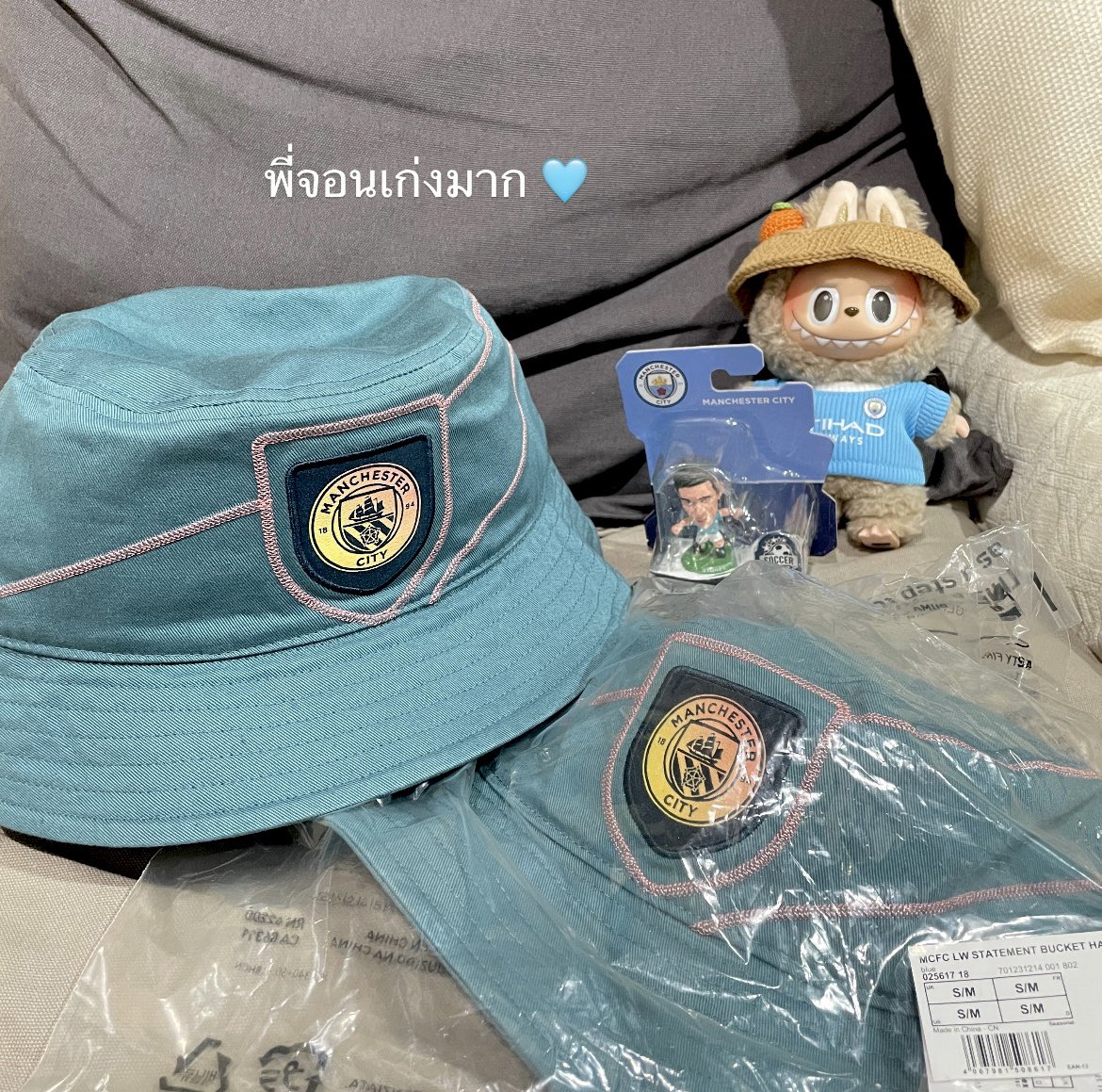 iibxzx's tweet photo. 🥳 แจกหมวก Bucket hat ของซิตี้คับบบ ♡

ของแท้แน่นอนกดมาจากเว็บอฟช ซึ่งกดมาทำไมไม่รู้ 2 อัน (โดนภาษีแพงมากอย่าหากดเองนะ) ไหนๆก้ไหนๆแล้ว ถึงจะเสมอแต่มีความสุขมากเพราะจอห์น สโตนส์ยิงได้ อิอิซ่า รีอย่างเดียวไม่ต้องฟอลนะคะ เดี๋ยวมาสุ่มอีกที 🩵🩵 https://t.co/66ATOqAtGu