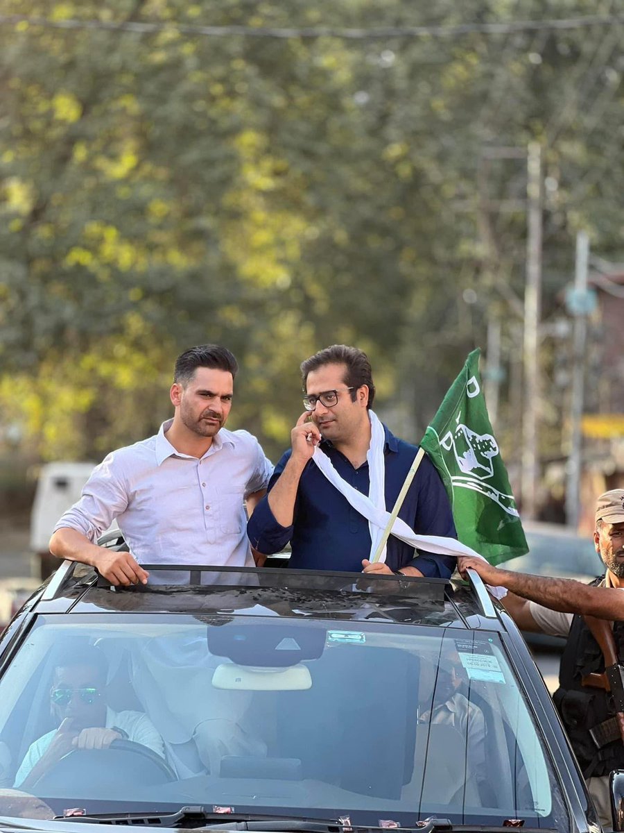 KNSKashmir's tweet photo. PDP Youth President @parawahid Para joins Lal Chowk Contesting candidate @ZuhaibYousf in Srinagar, rallying support for PDP to ensure a stronger, developed and prosperous Srinagar,

@ECISVEEP @MehboobaMufti
@jkpdp @YouthJKPDP https://t.co/YFRaWnBFWr