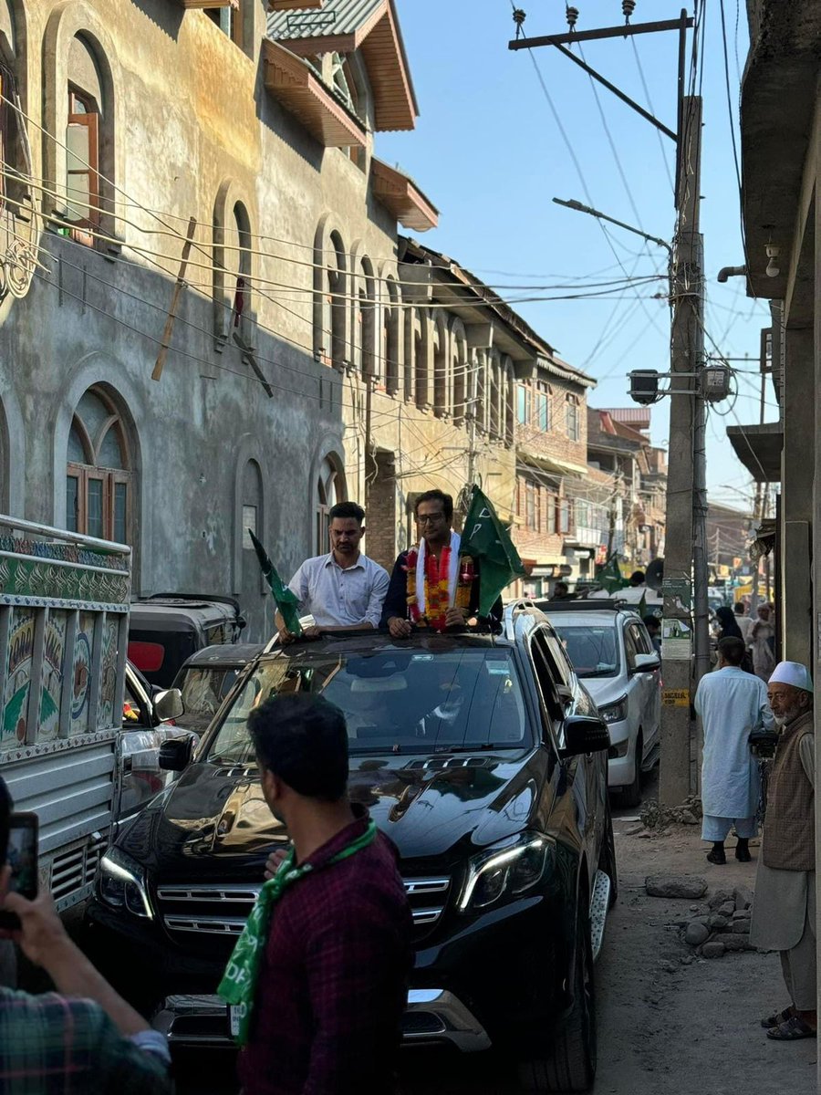 KNSKashmir's tweet photo. PDP Youth President @parawahid Para joins Lal Chowk Contesting candidate @ZuhaibYousf in Srinagar, rallying support for PDP to ensure a stronger, developed and prosperous Srinagar,

@ECISVEEP @MehboobaMufti
@jkpdp @YouthJKPDP https://t.co/YFRaWnBFWr