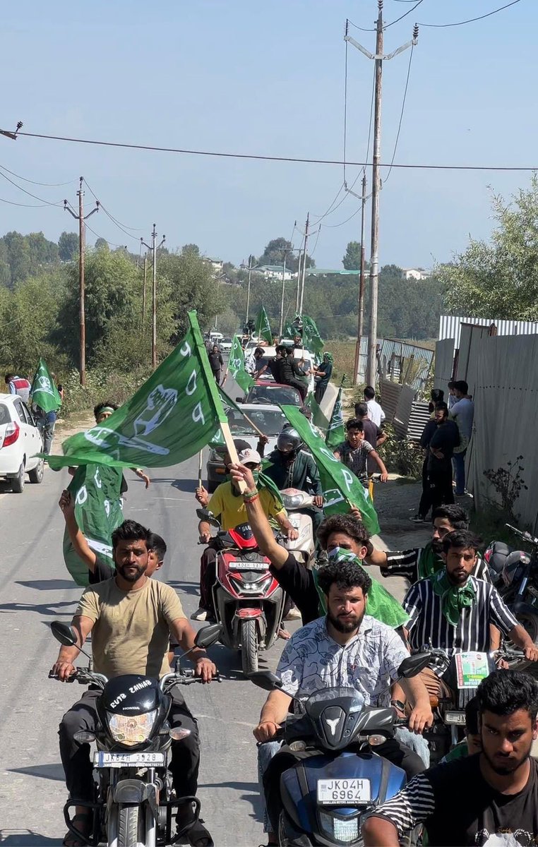 KNSKashmir's tweet photo. PDP Youth President @parawahid Para joins Lal Chowk Contesting candidate @ZuhaibYousf in Srinagar, rallying support for PDP to ensure a stronger, developed and prosperous Srinagar,

@ECISVEEP @MehboobaMufti
@jkpdp @YouthJKPDP https://t.co/YFRaWnBFWr