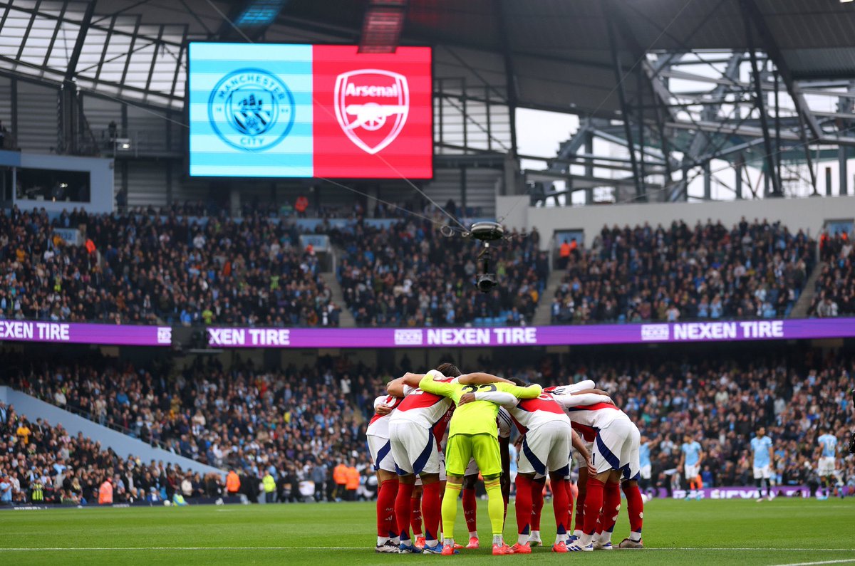 Ga menang memang.

Tapi gue yakin seluruh fans Arsenal bakal dengan bangga pake atribut Arsenal mereka hari ini.

Beneran. 10 pemain. Lawan City. Di Etihad. Dikepung. Disiplin bertahan. Raya masterclass. Arsenal cuma kepleset di momen detik terakhir kaya tadi, gue sih bangga ya.