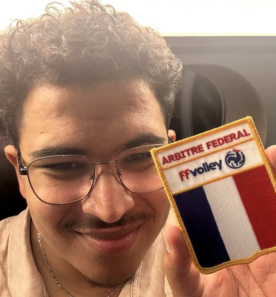FaresBichard's tweet photo. C’EST OFFICIEL 🎉 

Je viens de valider mon grade Fédéral d’arbitre de #VolleyBall 

Ce qui fait de moi (petit flex) le plus jeune arbitre FÉDÉRAL en France 🫡 

Je suis trop content, le chemin reste long, les ambitions sont là, mais petit pas par petit pas 😎 https://t.co/kHw02cfBMN