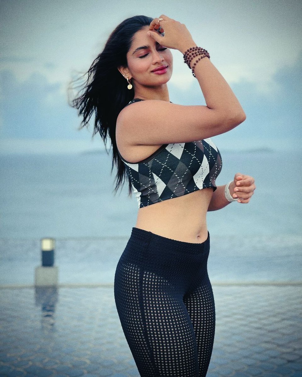 Virendr98269086's tweet photo. #Shankar Which one is most sexiest 🔥&amp; hottest Indian actress??
Like: #shivaninarayan
Retweet: #RashmikaMandanna
@shivaninarayana https://t.co/7RDMa8cVvR