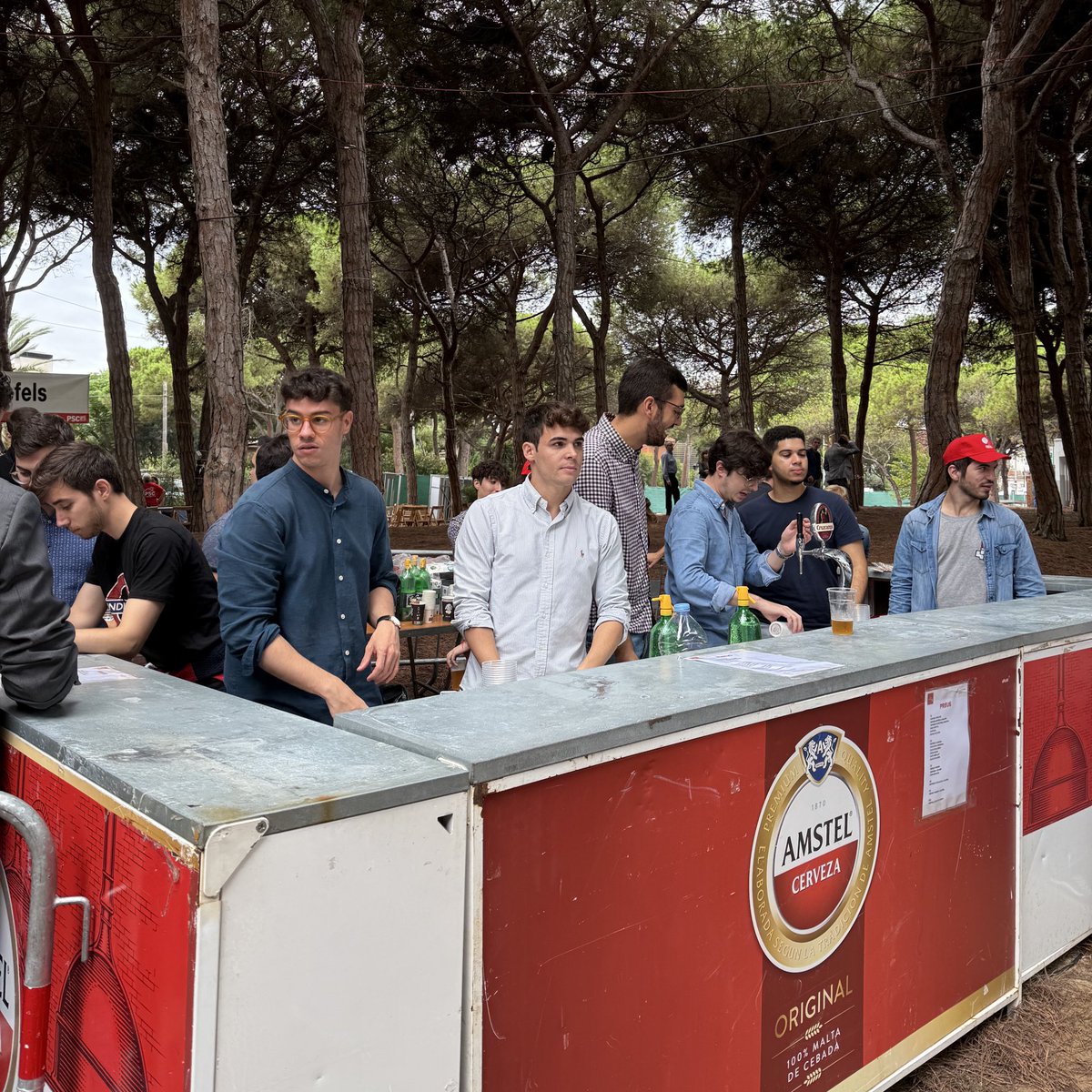 🌹La pluja no ens ha impedit gaudir de la Festa de la Rosa del PSC d’aquest any amb el president de la Generalitat <a href="/salvadorilla/">Salvador Illa Roca</a>. 

🍹A més, per primera vegada hem portat el servei de vermuteria de Barcelona.