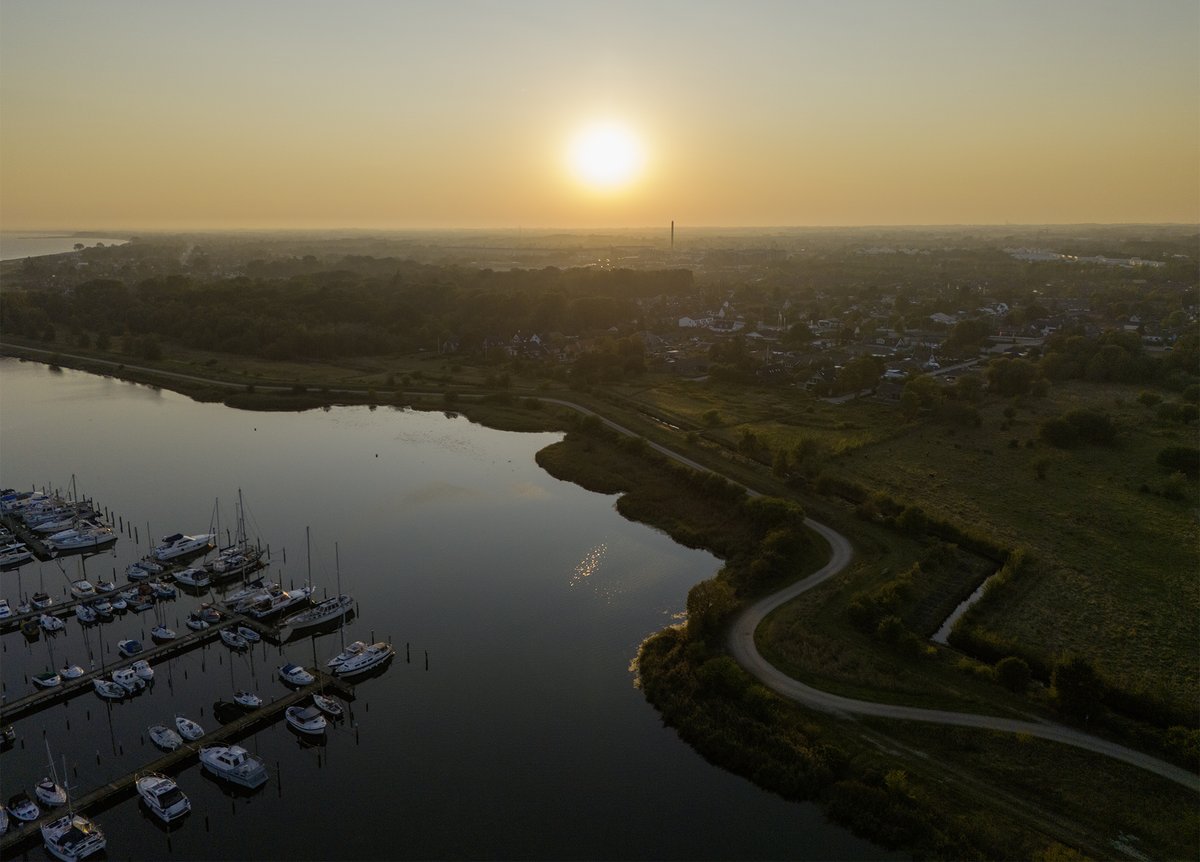 DorteHedengran's tweet photo. Not as beautiful as yesterday, but more hazy. This evening's drone shot☀️
#Denmark #NaturePhotography #photooftheday #September22th #SundayVibes #SundayMood #Sunday #DroneLady #DroneQueen #drones #sunset #reflections
🛸Dorte Hedengran https://t.co/7Qt85387nS