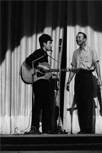 DailyZimmy's tweet photo. #OnThisDay Il y a 62 ans aujourd'hui, le 22 septembre 1962, #BobDylan jouait au @carnegiehall à New York. https://t.co/iYNtZyBaYW