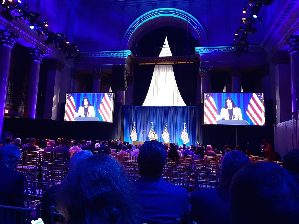 davidge_nyc's tweet photo. Anne Hathway speaks about reproductive rights here in NYC, Kamala will speak in a bit https://t.co/FheWNbE1S9