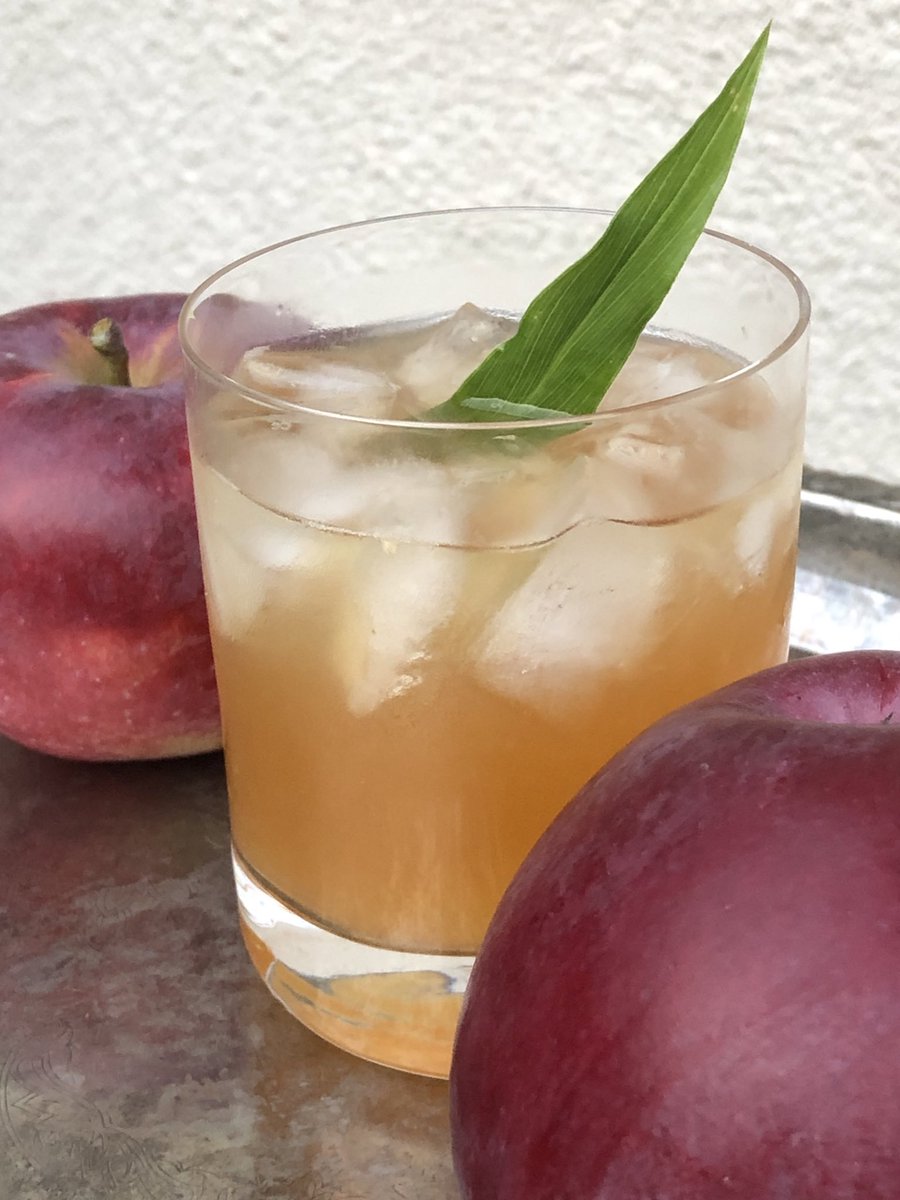 Någon har fått färskpressad äppelmust. Någon blandade den med bourbon och lite annat gott