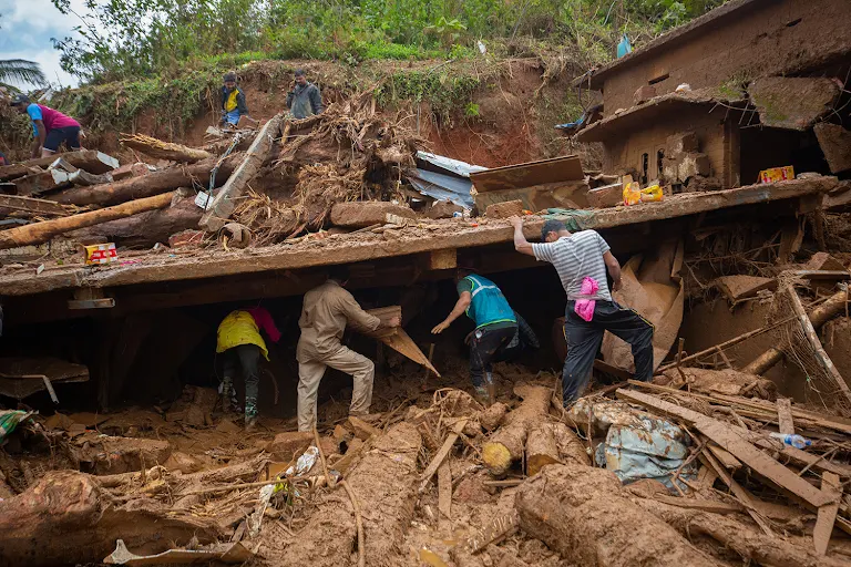 thecaravanindia's tweet image. #WayanadLanslide | Volunteers look for survivors through debris in Mundakkai village.

The survivors are processing a constant stream of news about the deaths and destruction of what was their hometown.

Read @aathira_vk&apos;s report:
caravanmagazine.in/environment/wa…