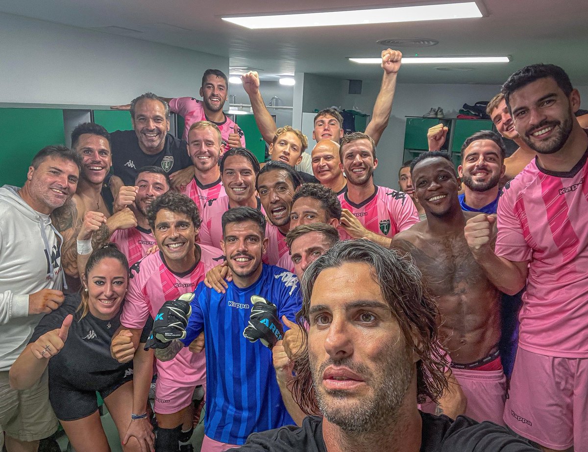 Benjamin_parody's tweet photo. Otra victoria más , está vez terminamos con nueve y un jugador de portero. Las adversidades nos hacen más fuertes. Líderes.
EUROPA FC 💚🖤 https://t.co/fH8rO7dMVR