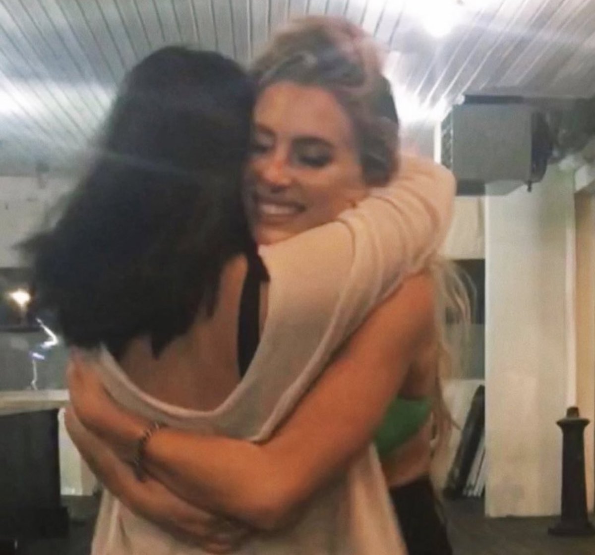findingfletch's tweet photo. u guys, 7 yrs ago i was the first one in line for cari's philly show that held like max 150 ppl... NOW SHE'S SOLD OUT RADIO CITY THAT HOLDS NEARLY 6k PEOPLE DO U KNOW HOW INSANE THAT IS &amp; like we just watched eachother grow up?!!!?!?! https://t.co/M3Y1oZBKJI