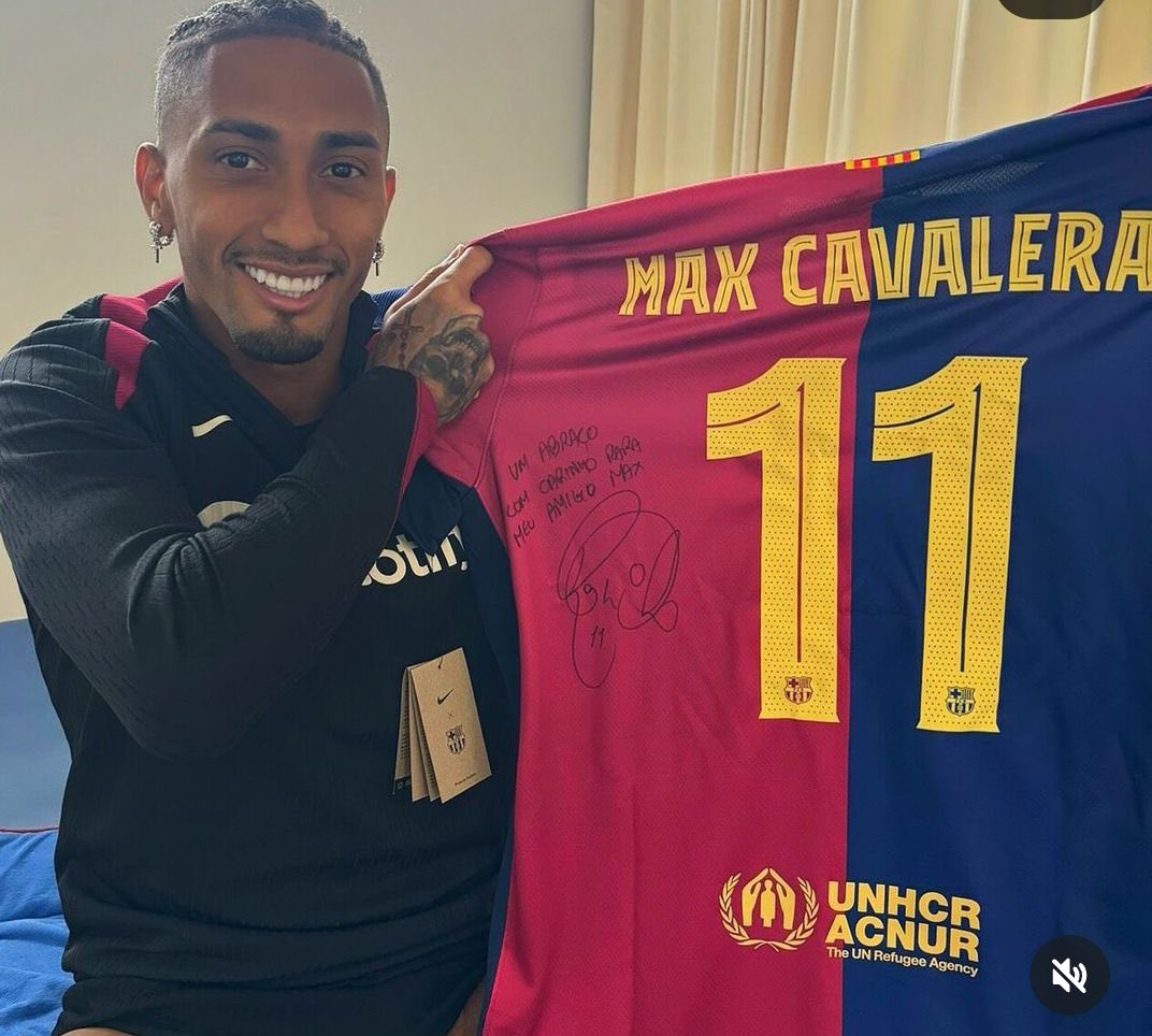 Un jugador que regala samarretes al cantant de Sepultura. Els brasilers que ens agraden.