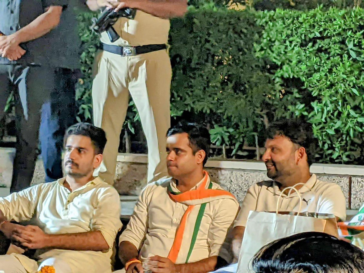 bhaibharatmadan's tweet photo. आज भाई वर्धन यादव जी का अपनी सोसाइटी बीपीटीपी में पहुंचने पर गरम जोशी से स्वागत किया । 
भाई के संबोधन के बाद,उनके व्यक्तित्व को जानने के बाद पूरी सोसाइटी एक तरफा कांग्रेस के साथ हैं। 

#Vote4Congress 
#sector37D

@BhupinderShooda
@DeependerSHooda
@INCUdaiBhan
@VardhanYaadav https://t.co/TRwKO5A2JV