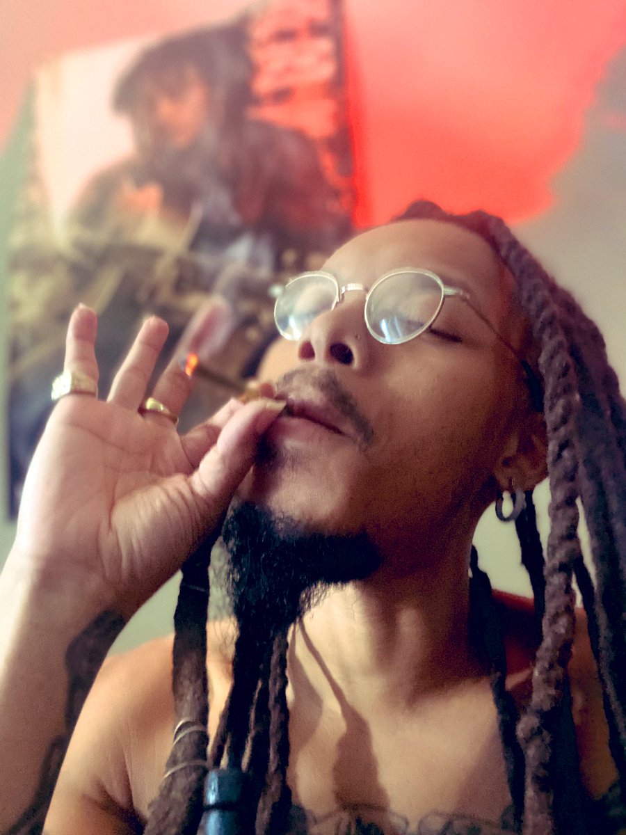 I 💚 #KingPalm 

My top 3 reasons:
1. It’s tobacco free! Clean smoke 💨 
2. There’s no tobacco guts I have to empty, just stuff and smoke 💨 
3. Makes me feel like a KING when I smoke!