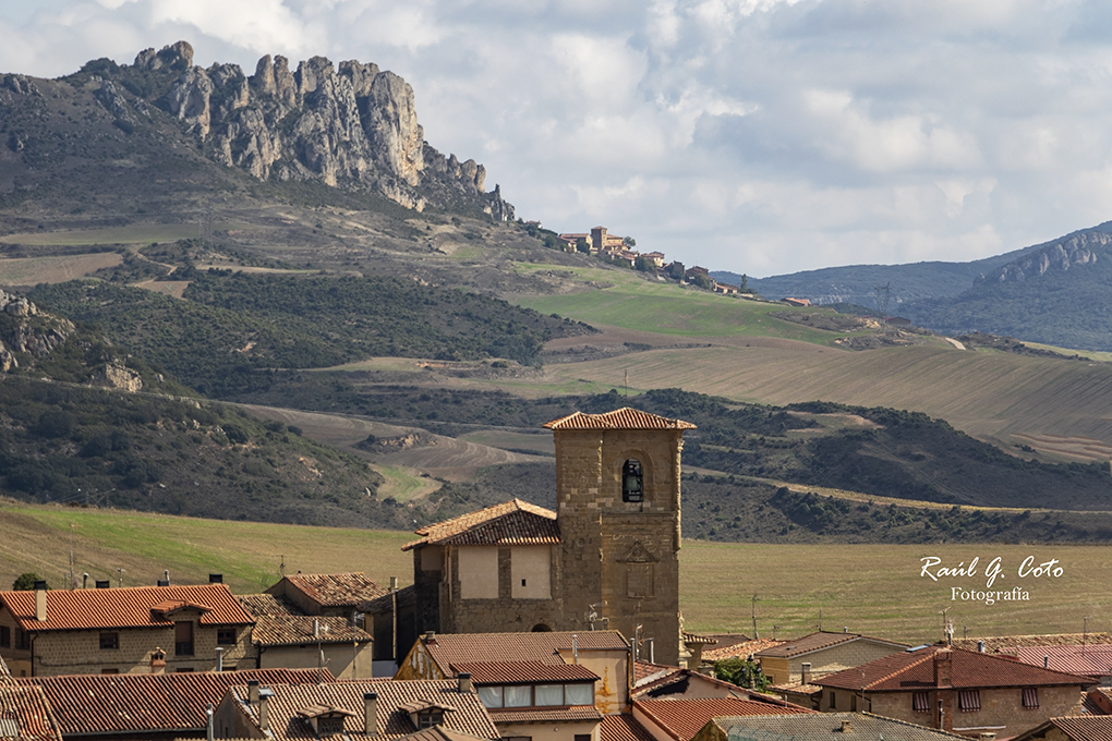 RaulGCoto's tweet photo. Foncea (La Rioja), al fondo Cellorigo @lariojaturismo #larioja #foncea #travel #landscape #spain #viajar #descubrir https://t.co/rUxDPI8N9Z