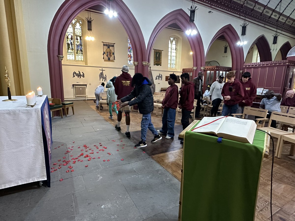 SouthCardiffMA's tweet photo. Great night tonight as we gathered our prayers and scattered them before the Blessed Sacrament at our OMG! event for young people! https://t.co/rIY4tMZjw5