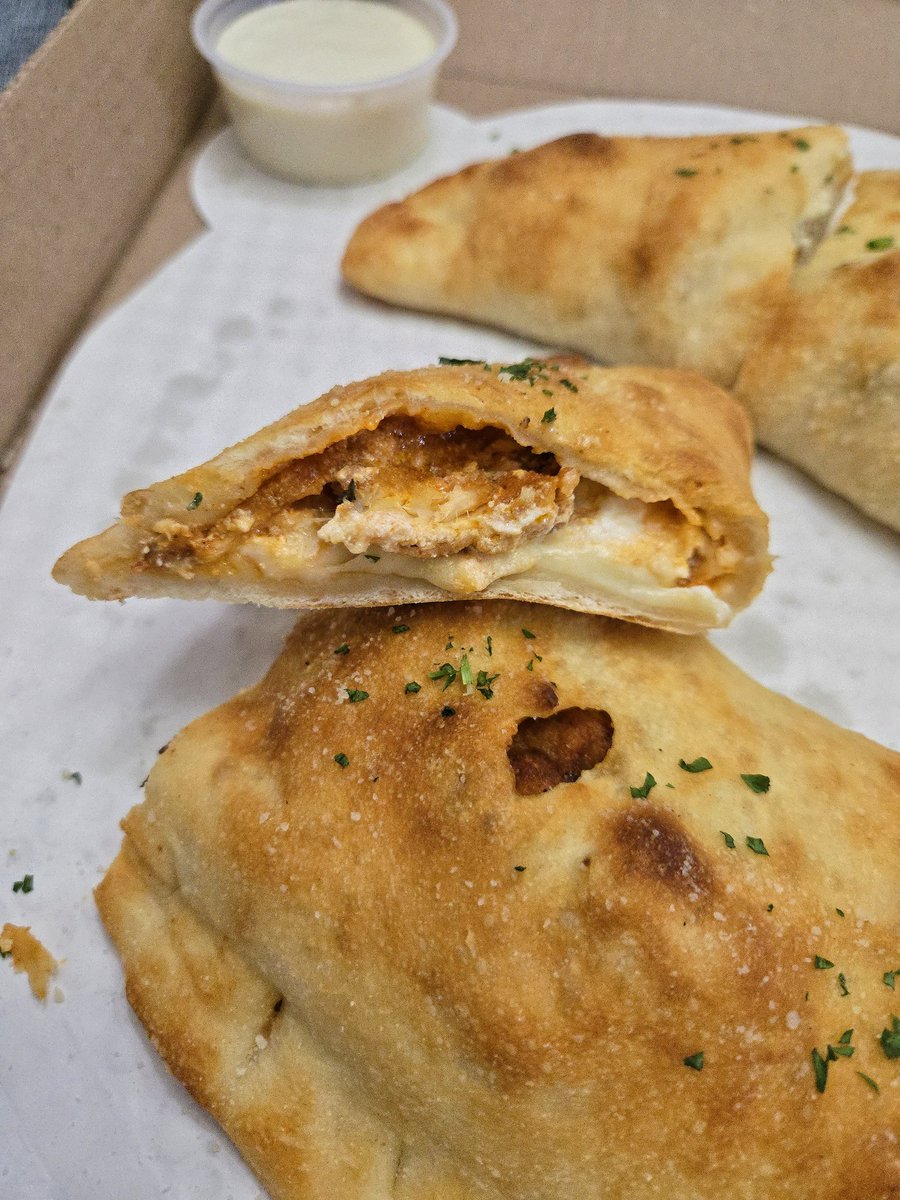 desiredtastes's tweet photo. Nashville Hot Chicken Squared + Buffalo Chicken Calzone + Sausage Peppers Onions Calzone 🔥
#DetroitStyle #Pizza #ThatCrust #Calzone #Sausage #Chicken #Cheese #Mozzarella #Squared #ElmwoodPark #NJ #NewJersey #Food #Foodie #Pizzeria #JerseyEats #NJEats #FoodBlog #DesiredTastes https://t.co/FeXNNym16k