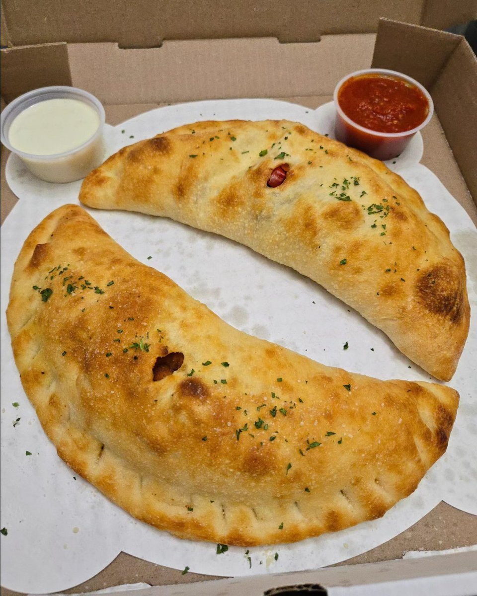 desiredtastes's tweet photo. Nashville Hot Chicken Squared + Buffalo Chicken Calzone + Sausage Peppers Onions Calzone 🔥
#DetroitStyle #Pizza #ThatCrust #Calzone #Sausage #Chicken #Cheese #Mozzarella #Squared #ElmwoodPark #NJ #NewJersey #Food #Foodie #Pizzeria #JerseyEats #NJEats #FoodBlog #DesiredTastes https://t.co/FeXNNym16k