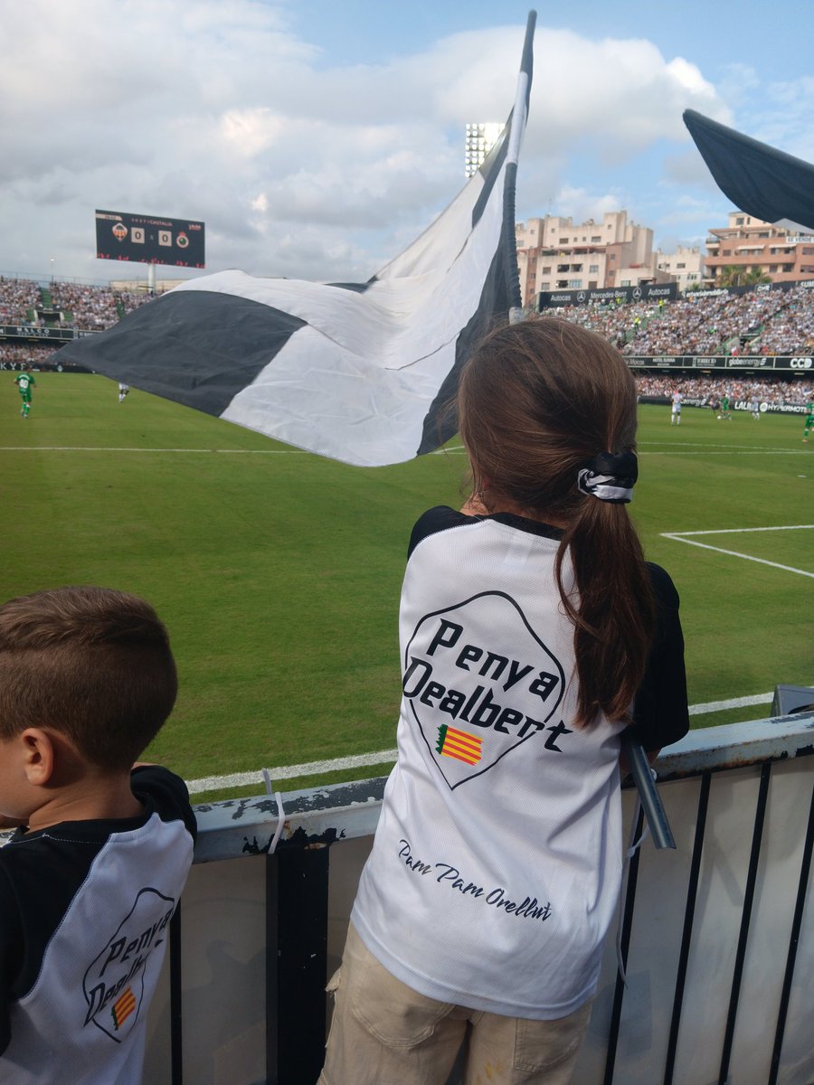 PDealbert's tweet photo. Nuestra peña siempre animando al @CDCastellon junto al @fondo1922 siendo la voz de Castalia!! Grande aficion, nunca se dijo que fuera fácil pero seguiremos luchando, solo se baja la cabeza para besar el escudo! Pam pam Orellut! https://t.co/8EqD7v5zdd