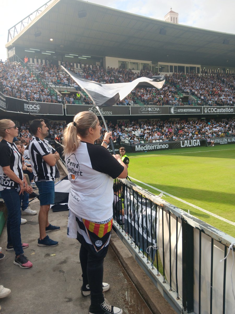 PDealbert's tweet photo. Nuestra peña siempre animando al @CDCastellon junto al @fondo1922 siendo la voz de Castalia!! Grande aficion, nunca se dijo que fuera fácil pero seguiremos luchando, solo se baja la cabeza para besar el escudo! Pam pam Orellut! https://t.co/8EqD7v5zdd