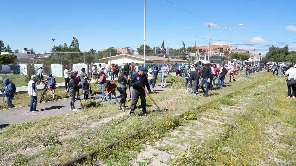 JorgeAlbertoR_'s tweet photo. ¡Con trabajo en equipo, mejoramos #Pachuca!

Este domingo iniciaron las faenas en Javier Rojo Gómez, donde desde temprano nos acompañaron vecinas y vecinos dispuestos a trabajar para transformar la colonia.

Gracias por apoyarnos. ¡Quedó muy bien!

#CapitalDeLaTransformación https://t.co/5MGMVJGuBs