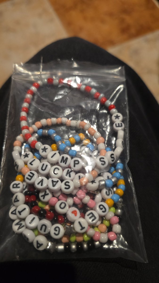 carmeniaz12's tweet photo. Ya tenía algunas pulseras para el musicbank :')

#MUSICBANK #MUSICBANKINMADRID #WEWANTMUSICBANK #SIALMUSICBANK https://t.co/8VTsmBVgGE