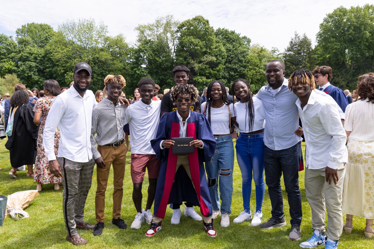right2dream's tweet photo. #25YearsOfDreams: 25 years of empowering minds. ๐
From classrooms to commencements, Right to Dream's impact extends beyond the pitch. ๐
Education has always been a cornerstone of our mission.
๐งต https://t.co/SodGJMt9kp