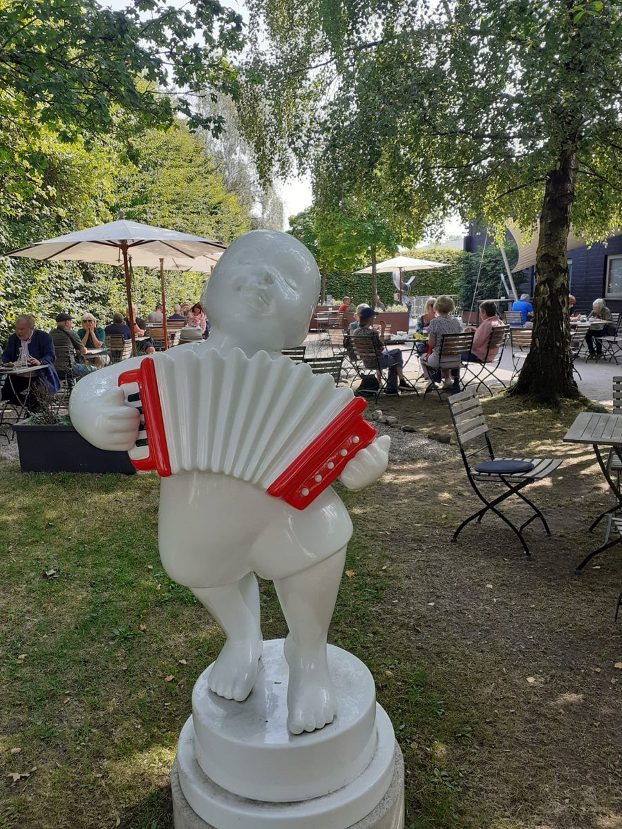 Geschafft die aufrechten Demokraten haben gewonnen, die AfD hat Gott sei Dank klar verloren. In Brandenburg werden weiterhin Regenbogenflaggen vor öffentlichen Gebäuden wehen!!!