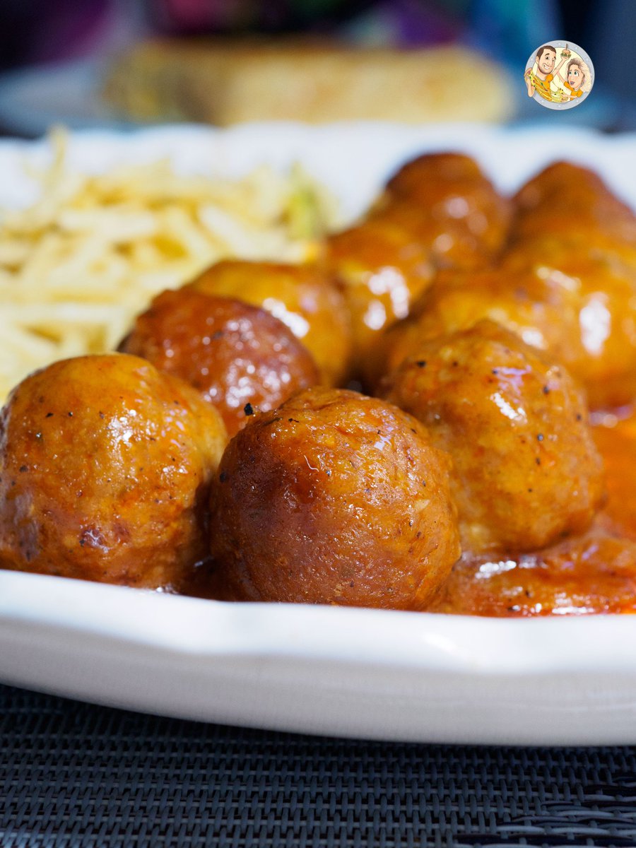 Albóndigas con patatas paja en el bar García.
De bocado. 
¡Ya están de vuelta en el bar García con su recién renovado local! Nuestro bareto favorito en el barrio ya que tienen raciones que saben a cocina de abuela. 
💵 11€
📍 Moratalaz (Madrid)
#restaurantesenmoratalaz