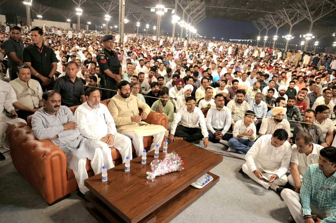 NayabSainiBJP's tweet photo. समालखा में आयोजित संत निरंकारी समागम में आकर सतगुरु माता सुदीक्षा जी एवं राजपिता रमित जी के दर्शन किए और सत्संग में शामिल हुआ।

सत्संग समारोह में आए हजारों श्रद्धालुओं को नमन किया।

सतगुरु के दिव्य दर्शन एवं पावन प्रवचनों को सुनकर स्वयं को अभिभूत महसूस कर रहा हूं।🙏 https://t.co/gHM8vcvBwn