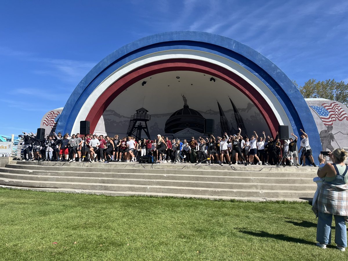 FootballBruins's tweet photo. Thanks to NAMI Montana for including in the walk today. Great kickoff to crosstown week. #GoBru #OneBigCommunity @BruinGolf @CHSBruinTennis @bruinhoops @BasketballBruin @chsbruintrack @CapitalHighFC @BengalsHigh @HHSBengalsFB https://t.co/g5qQgajNLI